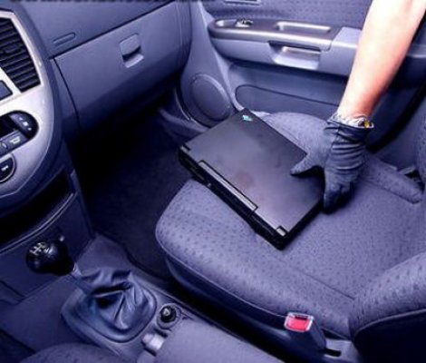 A furat dintr-un autoturism chiar cu proprietarul de faţă